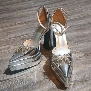 Funny She Jill silver platform butterfly embellished heels Sz 9.5